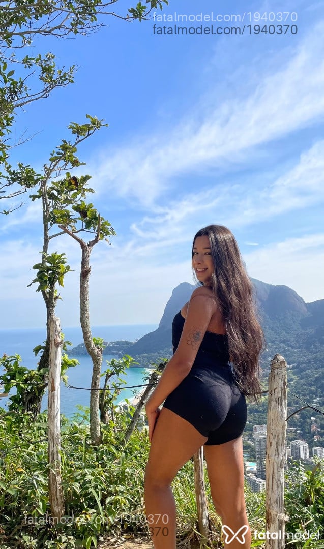 Acompanhante mulher trans com cabelo castanho de olhos castanhos - Fernanda Leite