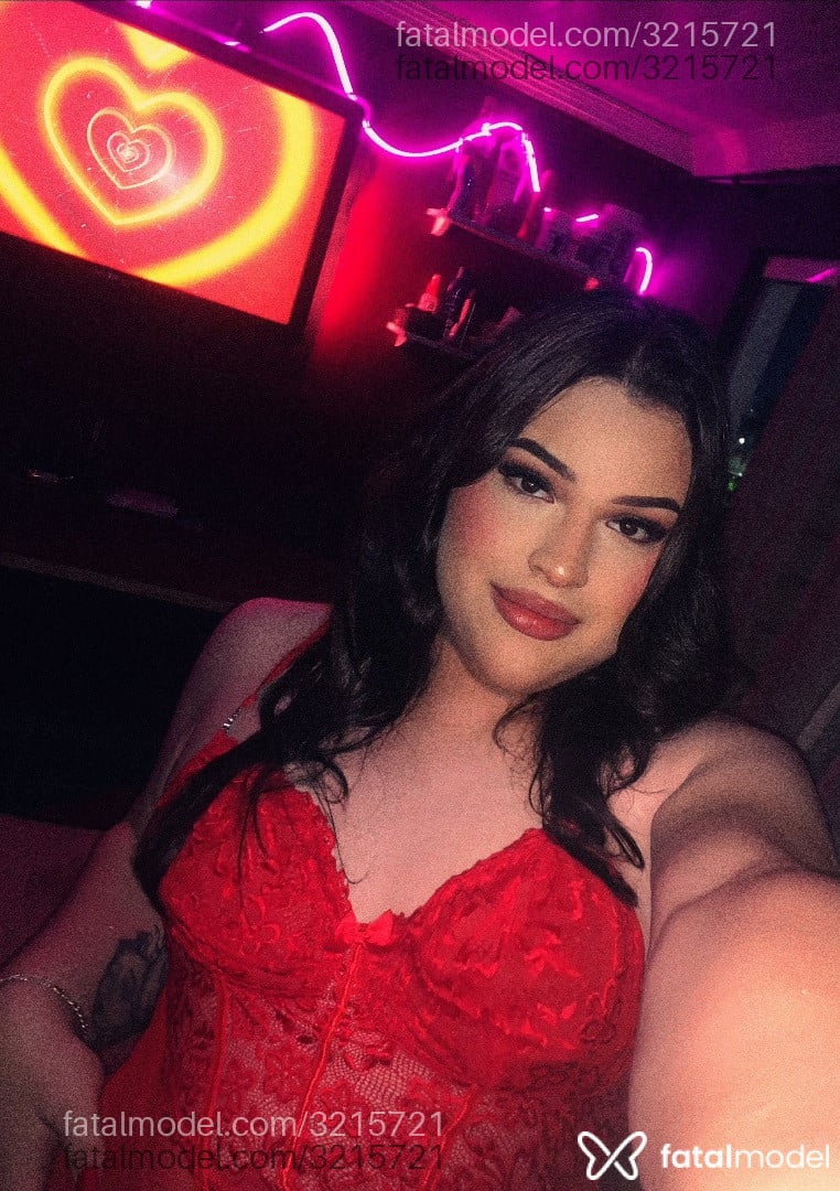 Acompanhante mulher trans morena (o) de olhos pretos - GatinhatBBW