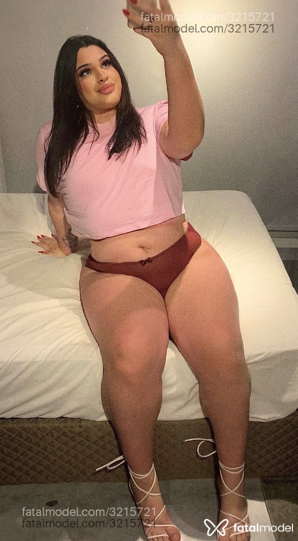 Acompanhante mulher trans morena (o) de olhos pretos - GatinhatBBW