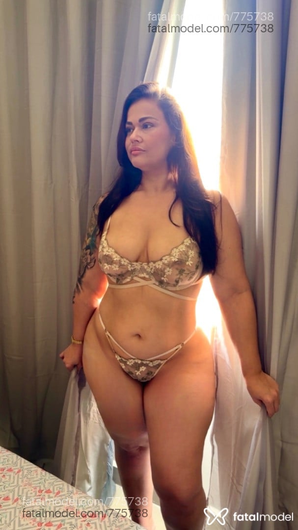 Acompanhante mulher morena (o) de olhos castanhos - Livia