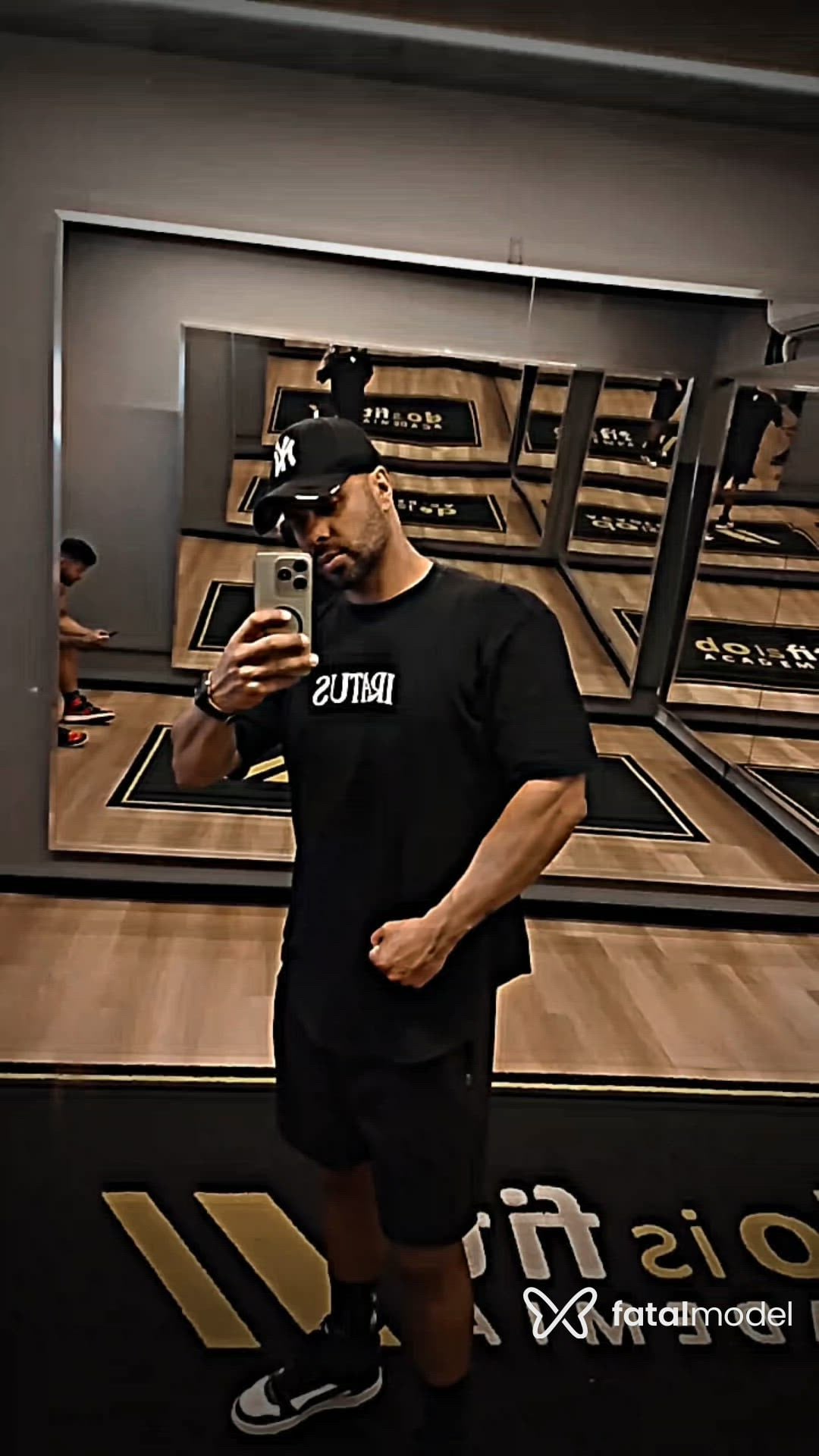 Acompanhante homem com cabelo castanho de olhos castanhos - Caio Prestes