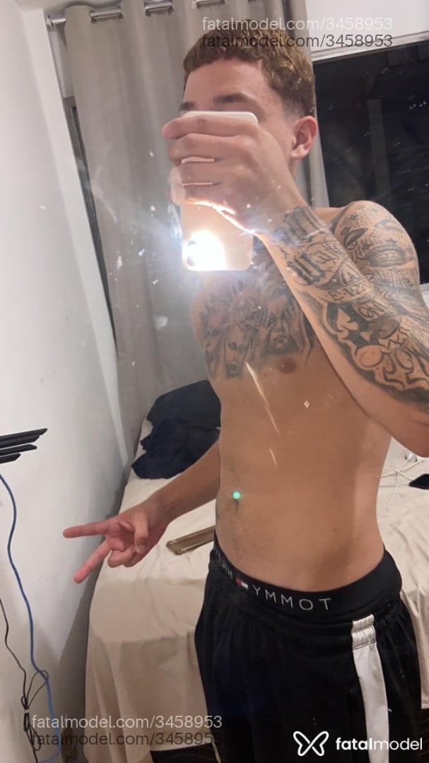 Acompanhante homem com cabelo castanho de olhos verdes - Breno