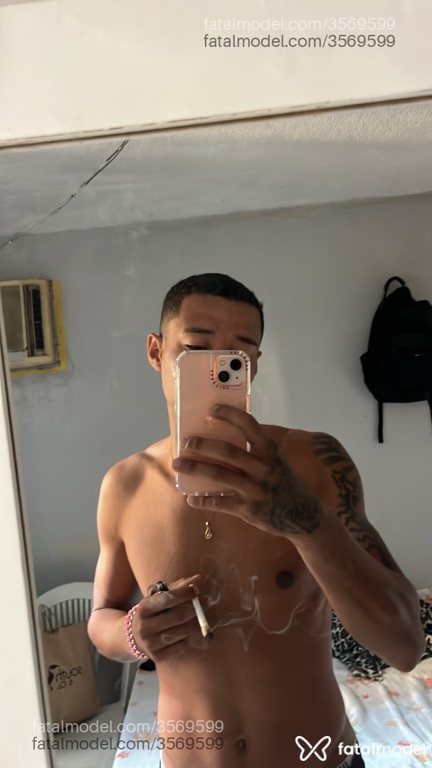 Acompanhante homem com cabelo grisalho de olhos pretos - Natan Santos Acompanhante homem com cabelo grisalho de olhos pretos - Natan Santos