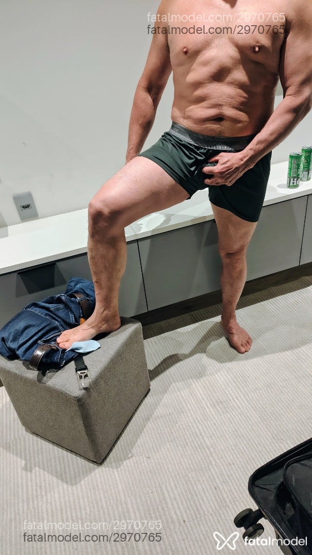 Acompanhante homem com cabelo castanho de olhos mel - Jonas