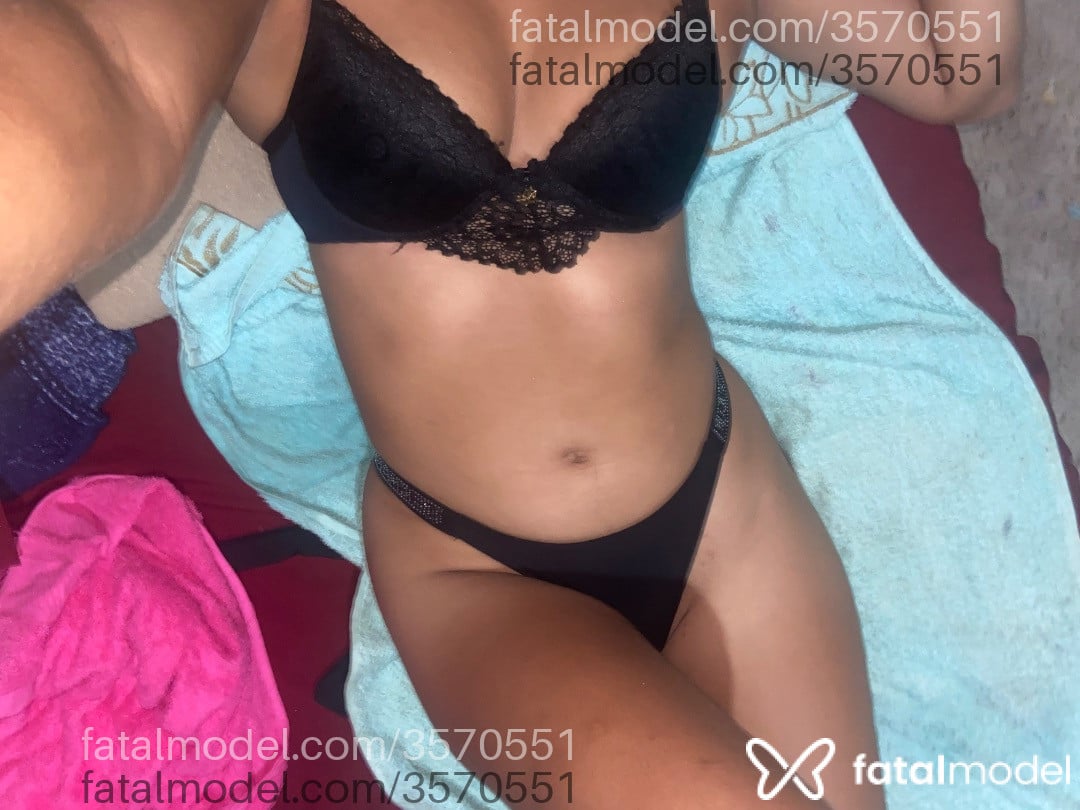 Acompanhante mulher morena (o) de olhos castanhos - Isaah
