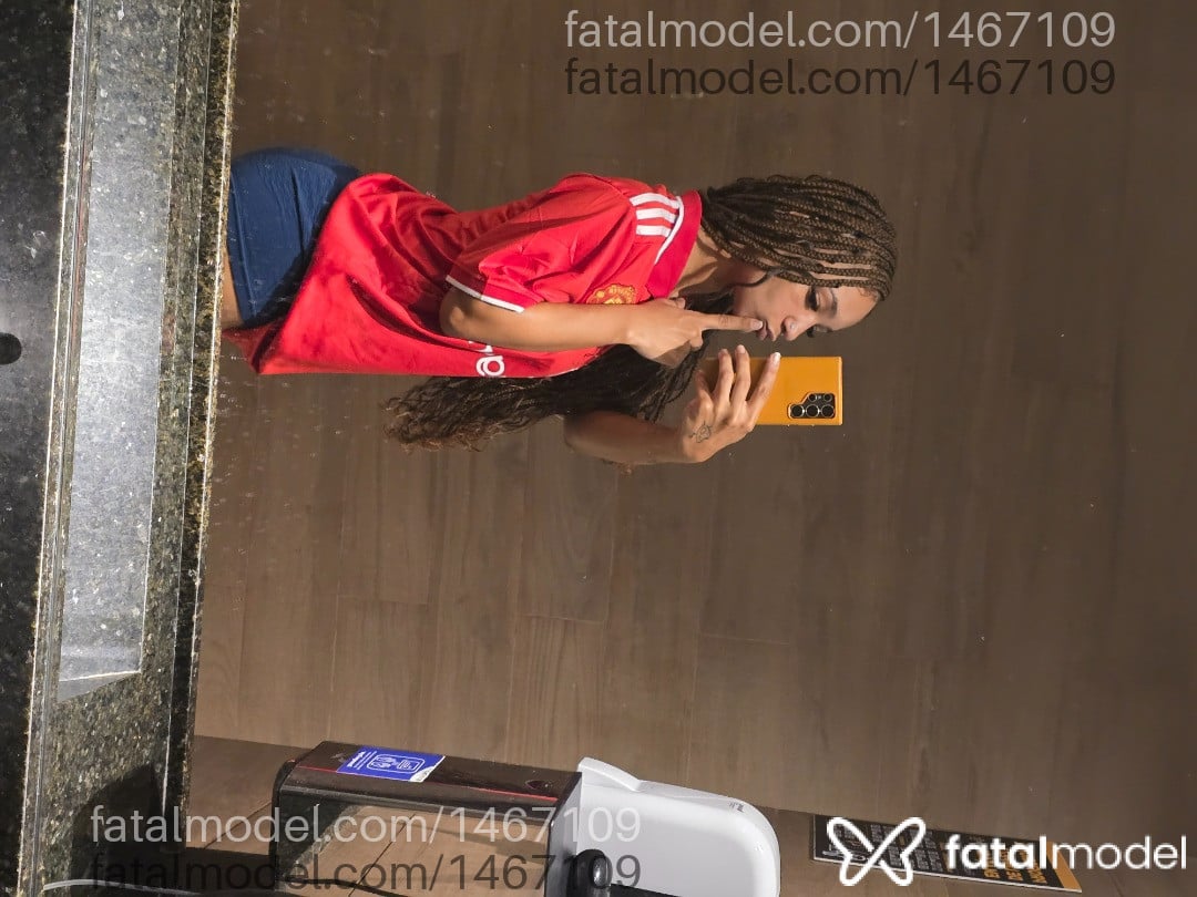 Acompanhante mulher com cabelo castanho de olhos castanhos - Louise Queiroz