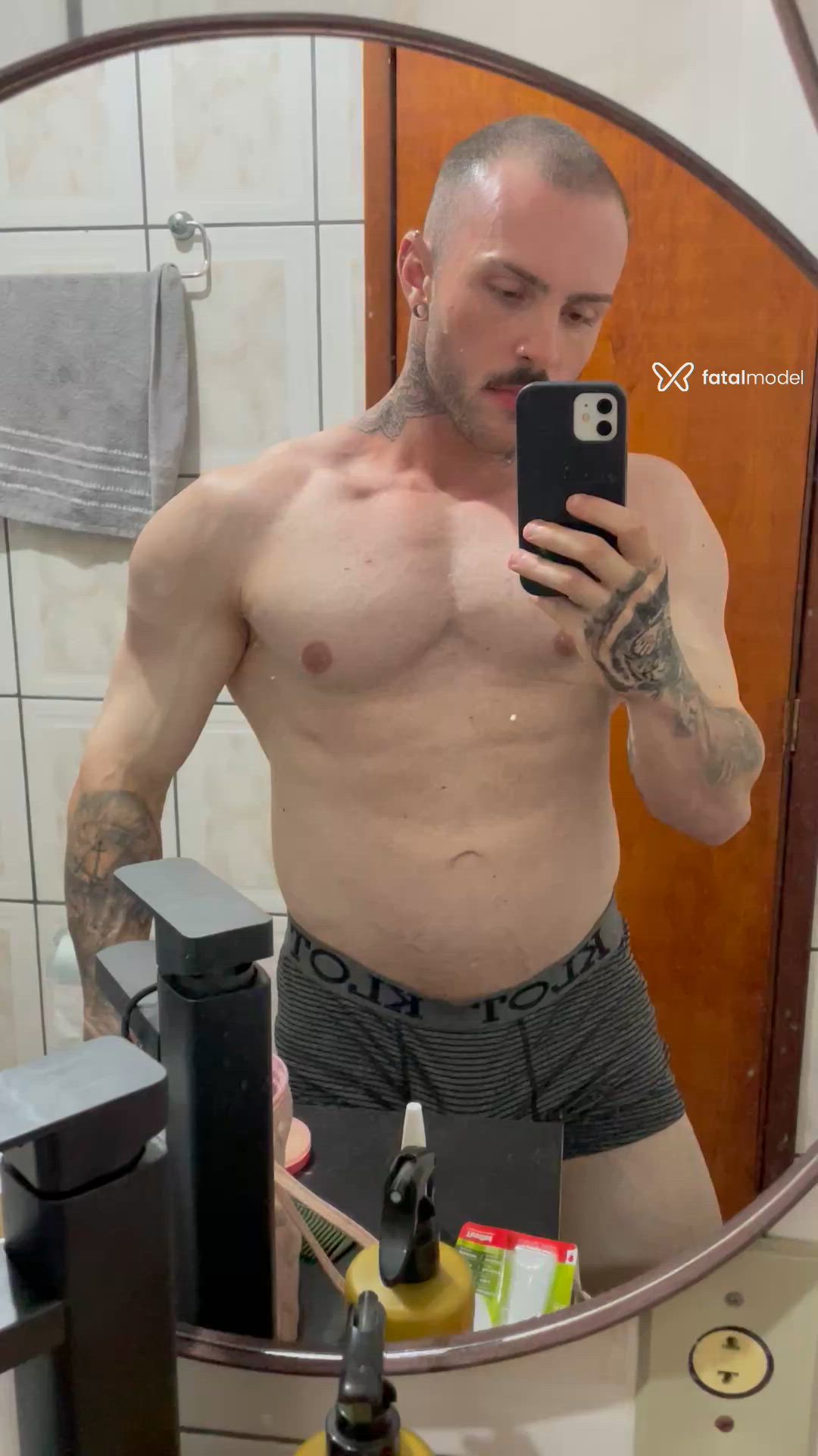 Acompanhante homem com cabelo castanho de olhos mel - Caio Henrique