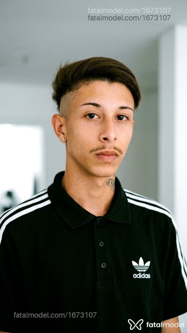Acompanhante homem com cabelo castanho de olhos castanhos - Douglas Campos