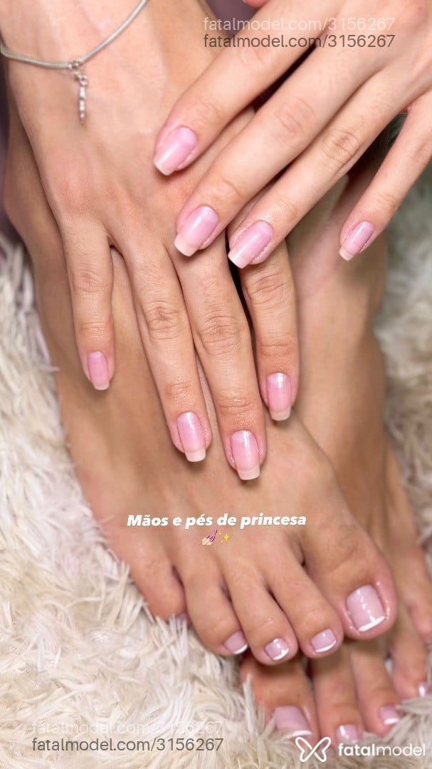 Acompanhante não-binário loira (o) de olhos pretos - Sophy Parisi