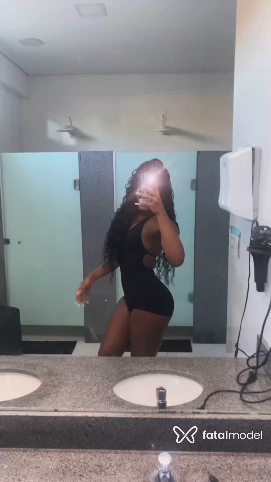 Acompanhante mulher trans morena (o) de olhos pretos - Cacau