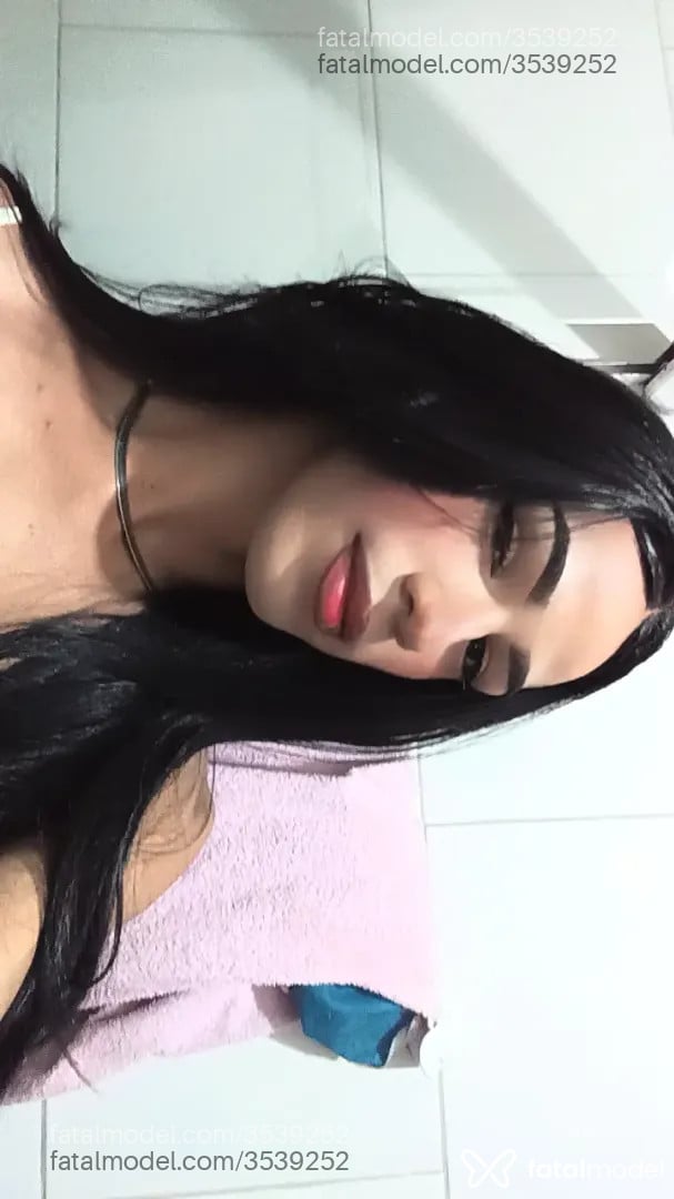Acompanhante mulher trans com cabelo castanho de olhos pretos - Octávia