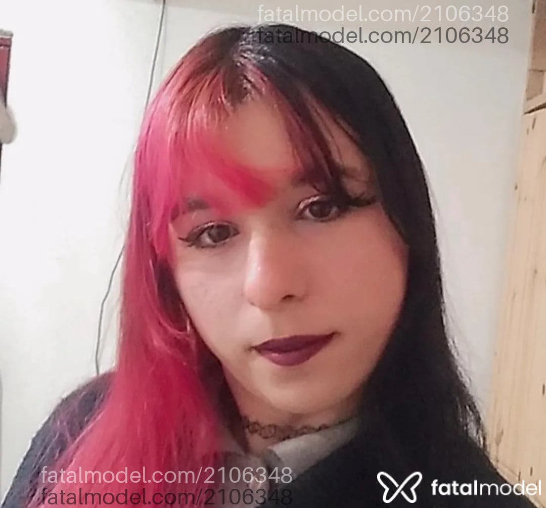 Acompanhante mulher trans com cabelo colorido de olhos castanhos - Mina