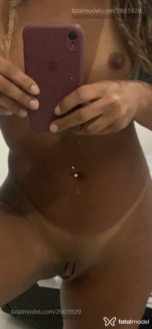 Acompanhante mulher morena (o) de olhos pretos - Carol