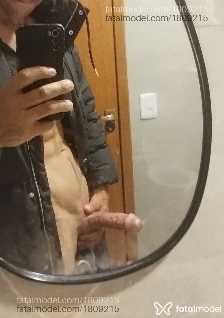 Acompanhante homem com cabelo castanho de olhos castanhos - Peruano