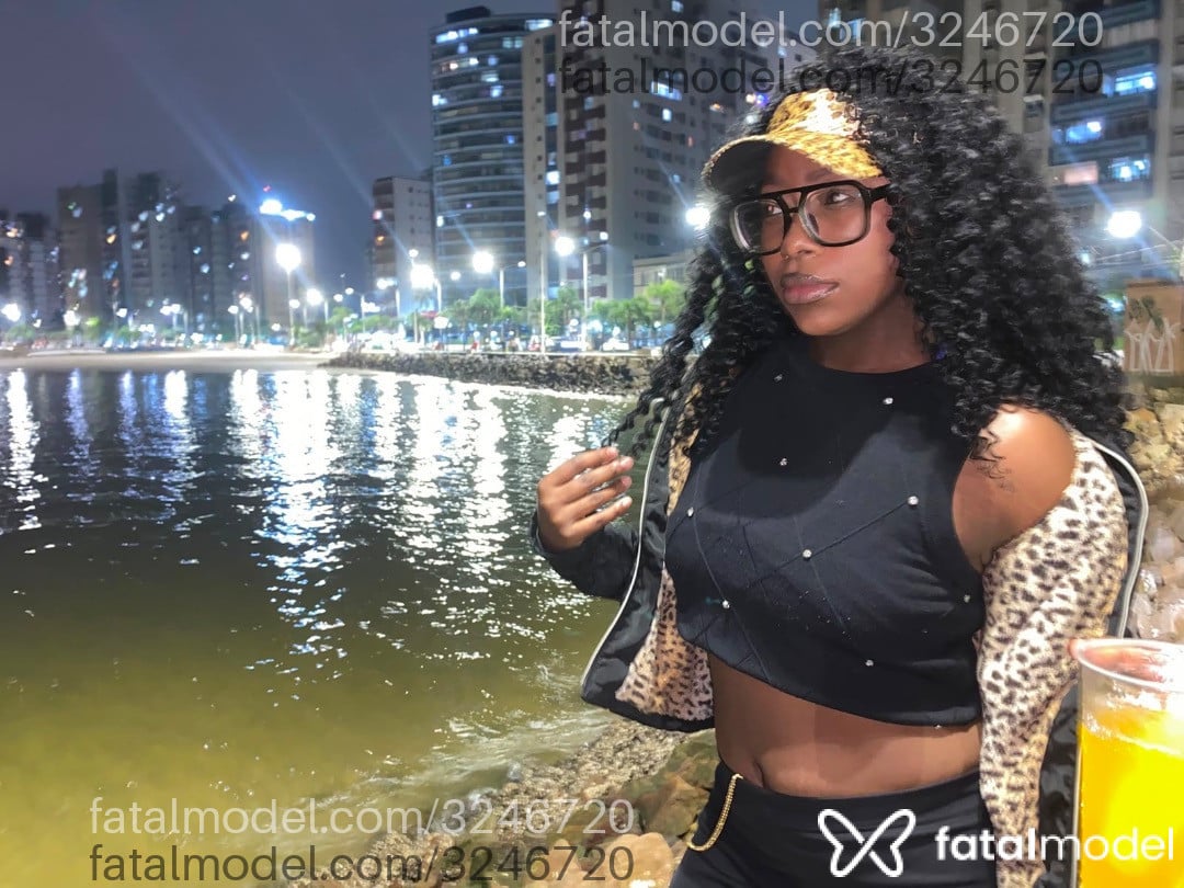 Acompanhante mulher morena (o) de olhos pretos - Lily