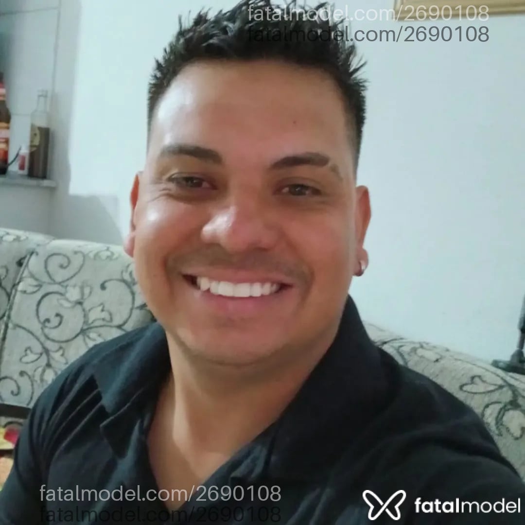 Acompanhante homem com cabelo castanho de olhos castanhos - Motoqueiro Acompanhante homem com cabelo castanho de olhos castanhos - Motoqueiro