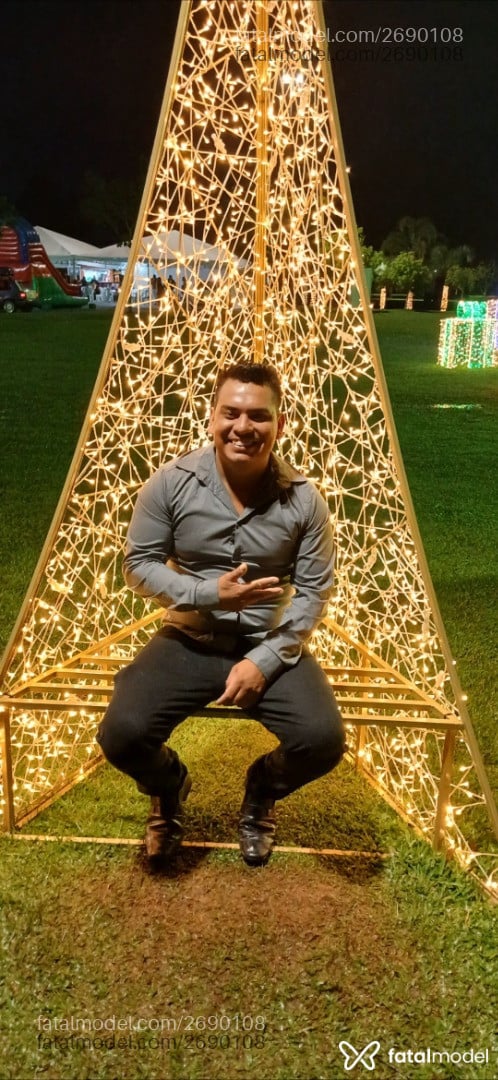 Acompanhante homem com cabelo castanho de olhos castanhos - Motoqueiro Acompanhante homem com cabelo castanho de olhos castanhos - Motoqueiro