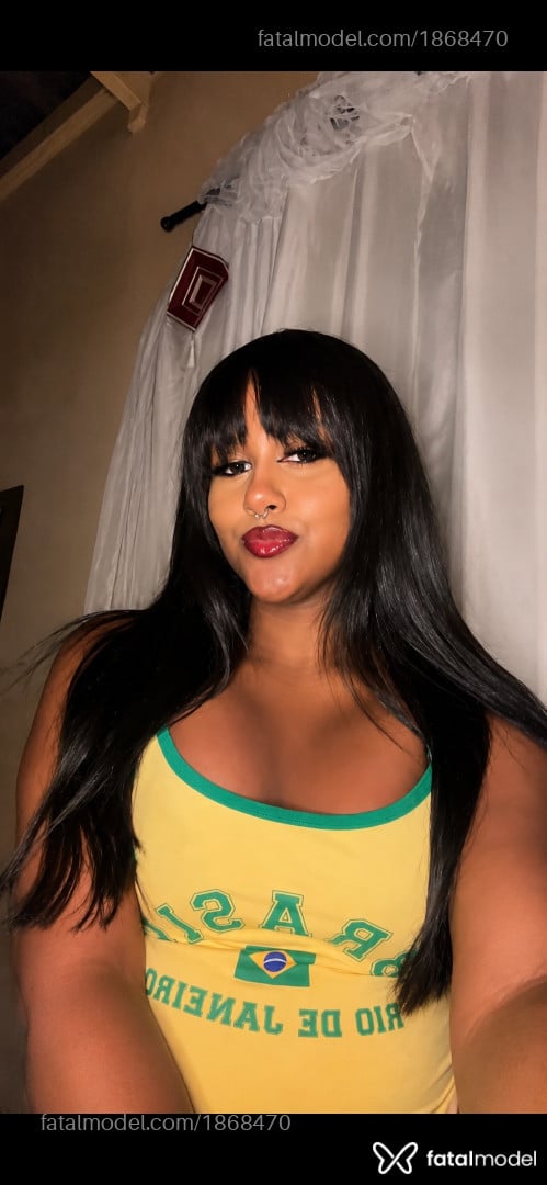 Acompanhante mulher trans morena (o) de olhos pretos - Lia Vitoreli