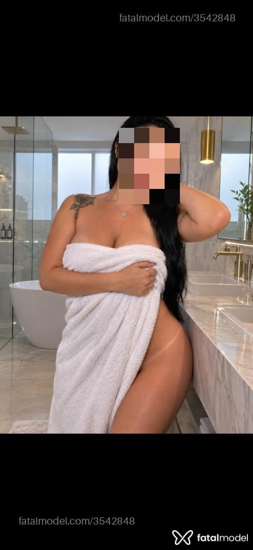 Acompanhante mulher morena (o) de olhos azuis - Esmeralda