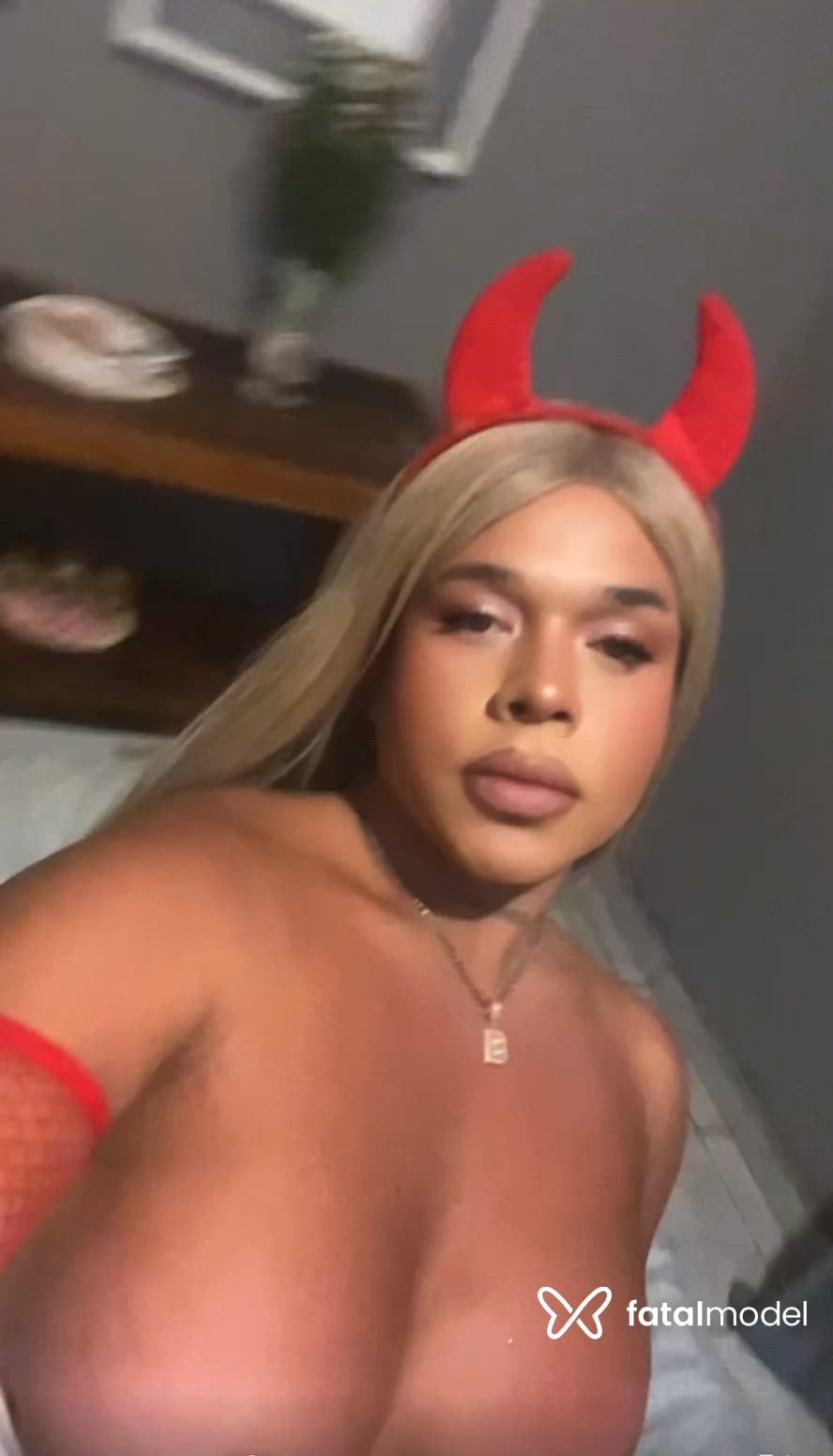 Acompanhante mulher trans loira (o) de olhos castanhos - Babi Corza