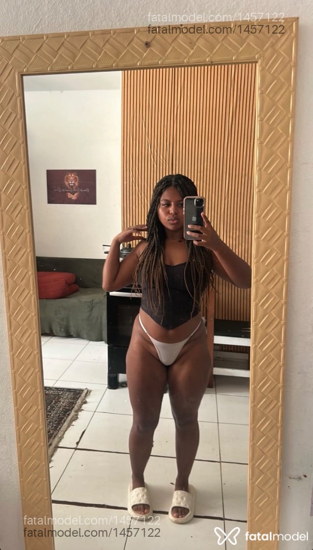 Acompanhante mulher morena (o) de olhos pretos - Camila