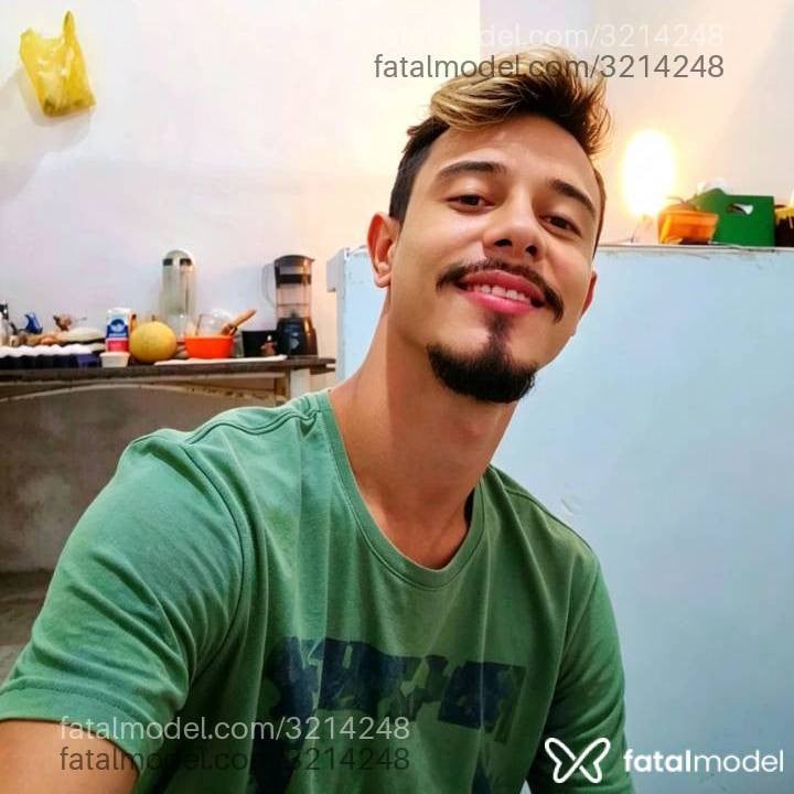 Acompanhante homem loira (o) de olhos castanhos - Richard Bandi