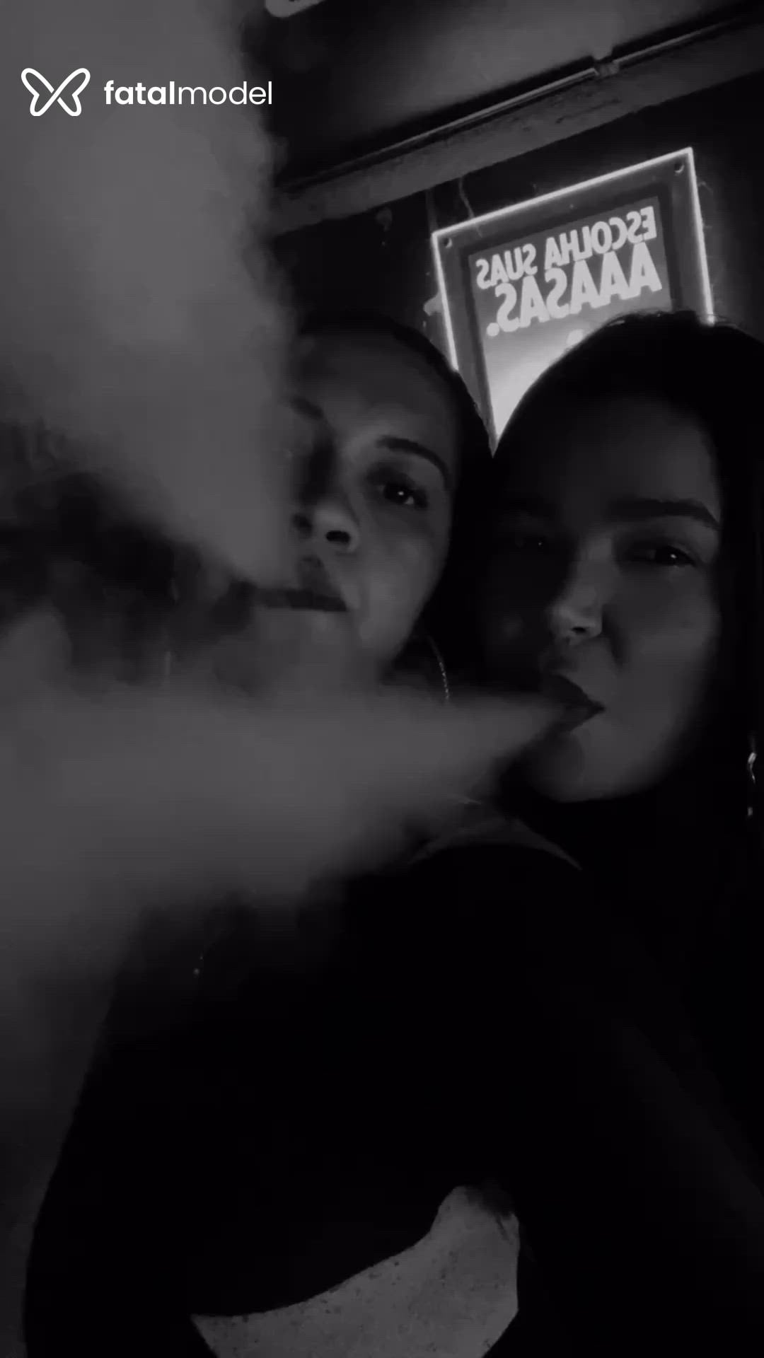Acompanhante mulher morena (o) de olhos pretos - Morena