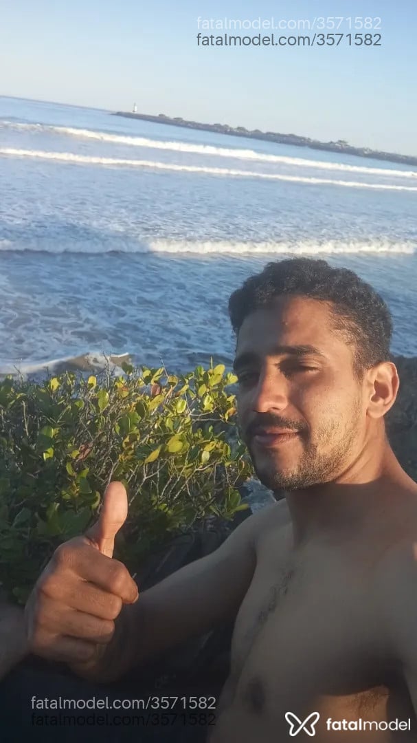 Acompanhante homem com cabelo castanho de olhos pretos - Pretinho