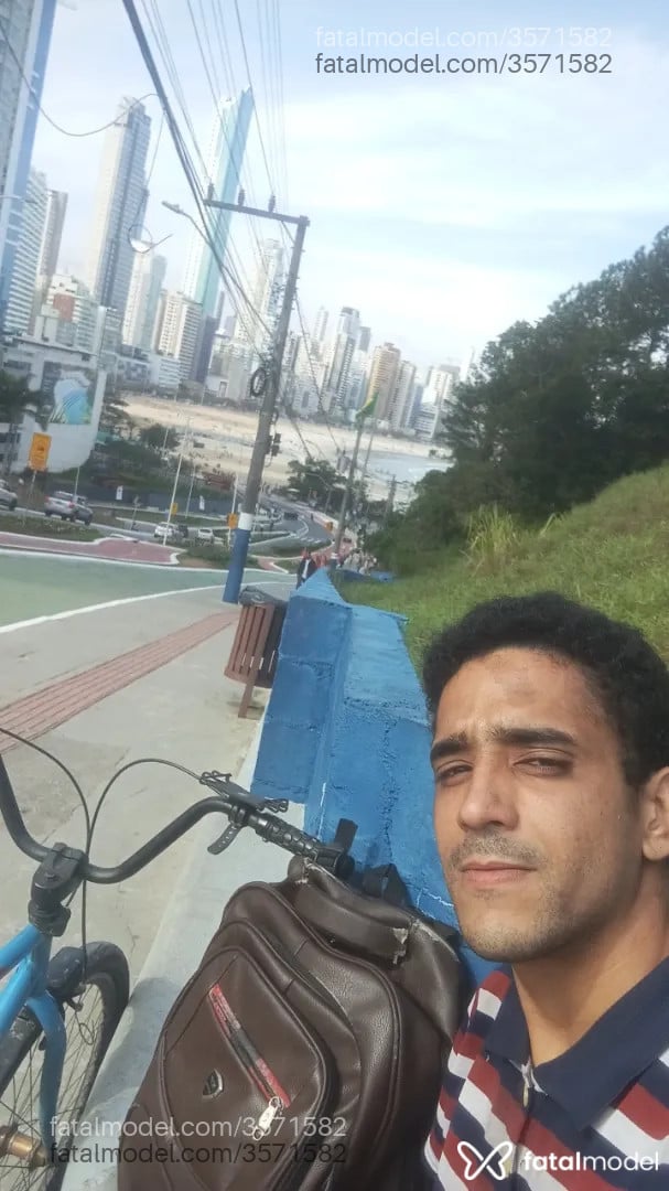Acompanhante homem com cabelo castanho de olhos pretos - Pretinho