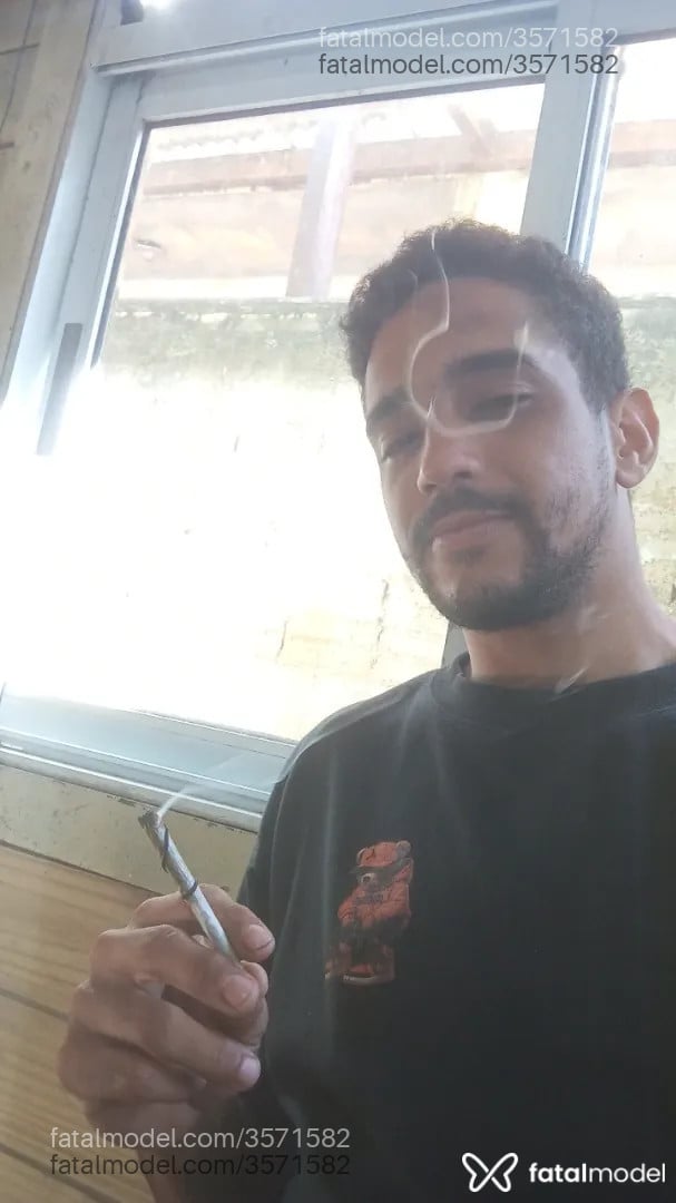Acompanhante homem com cabelo castanho de olhos pretos - Pretinho