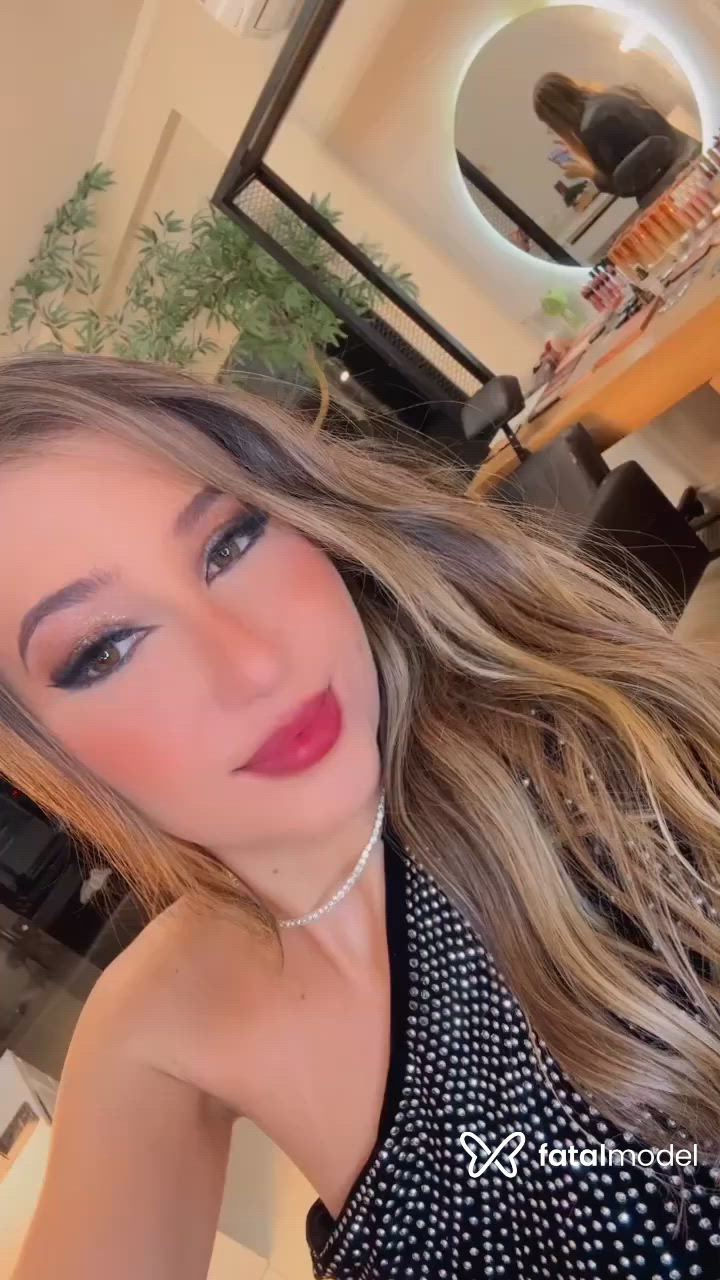 Acompanhante mulher com cabelo castanho de olhos mel - Maju
