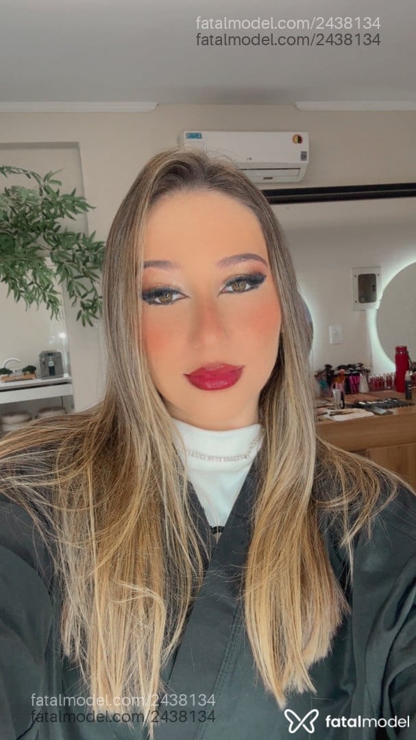Acompanhante mulher com cabelo castanho de olhos mel - Maju