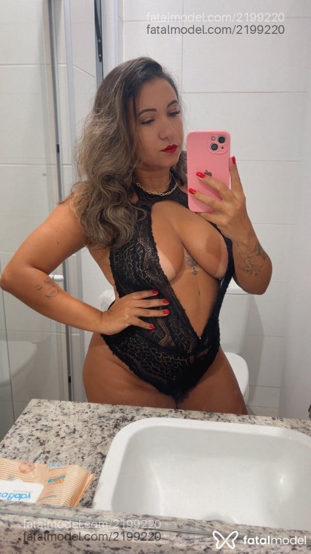 Acompanhante mulher com cabelo castanho de olhos castanhos - Gih Pereira