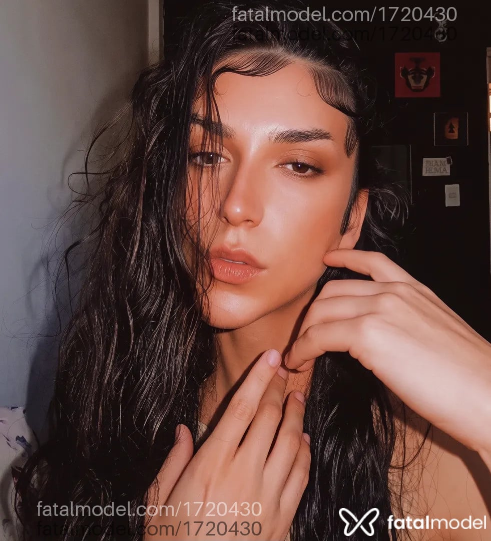 Acompanhante mulher trans morena (o) de olhos castanhos - Lua