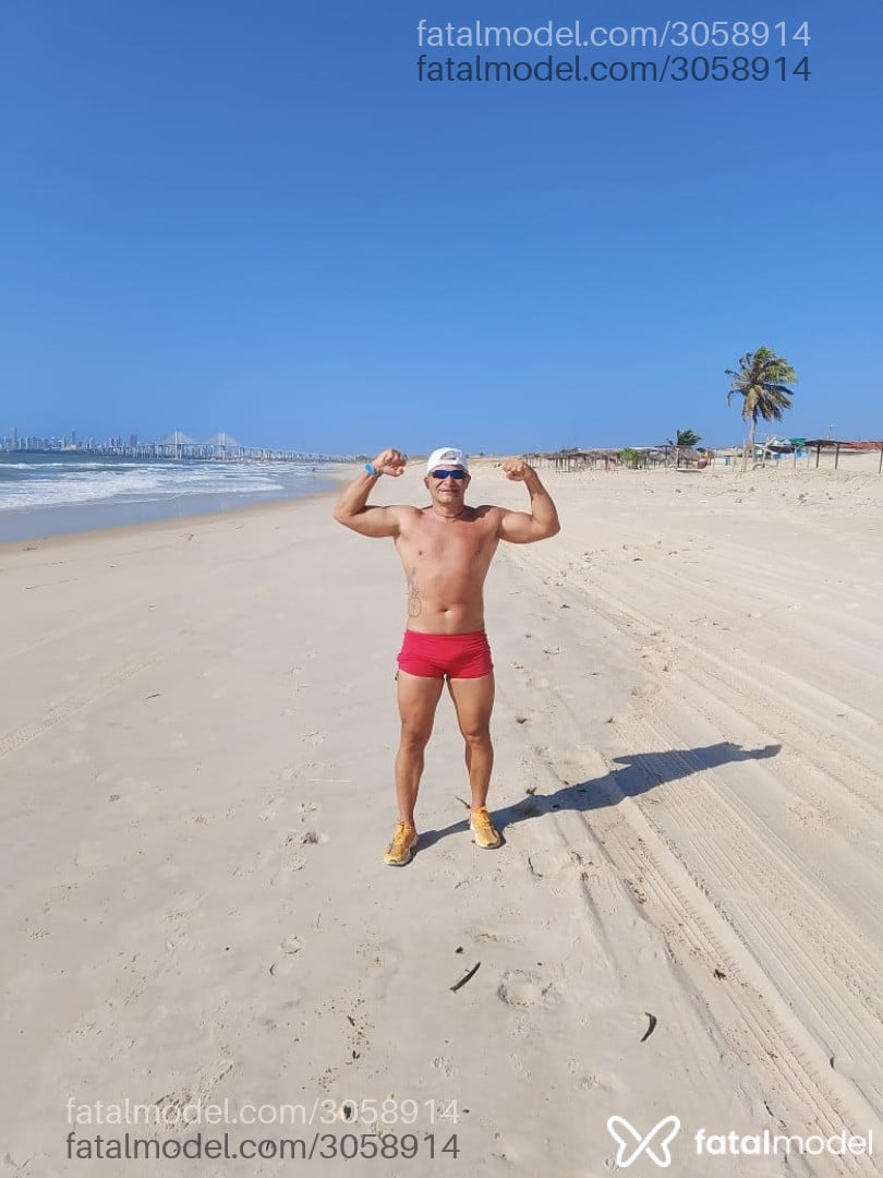 Acompanhante homem com cabelo grisalho de olhos castanhos - Coroasafado