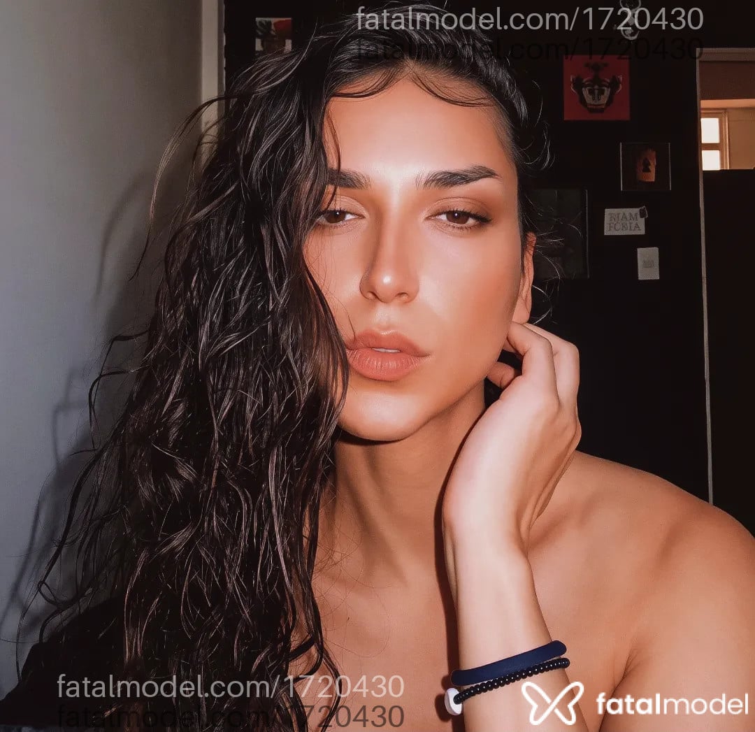 Acompanhante mulher trans morena (o) de olhos castanhos - Lua