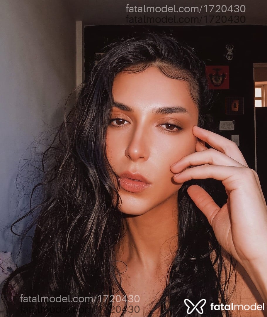 Acompanhante mulher trans morena (o) de olhos castanhos - Lua