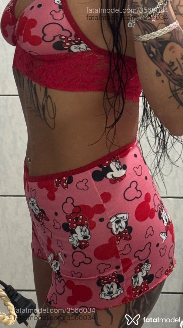 Acompanhante mulher loira (o) de olhos pretos - Anyelle