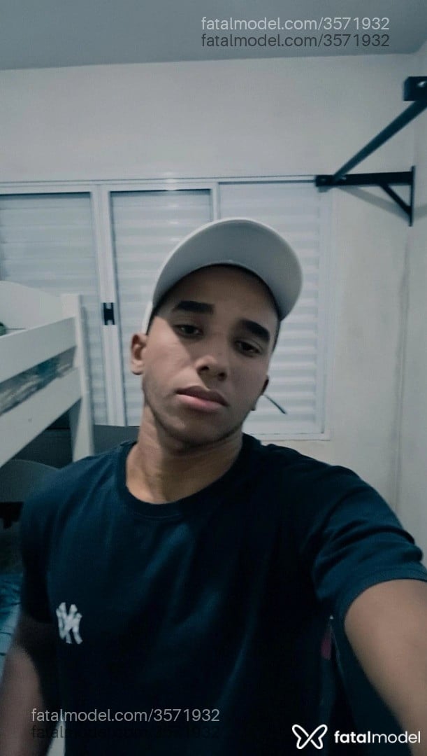 Acompanhante homem morena (o) de olhos pretos - Vitor