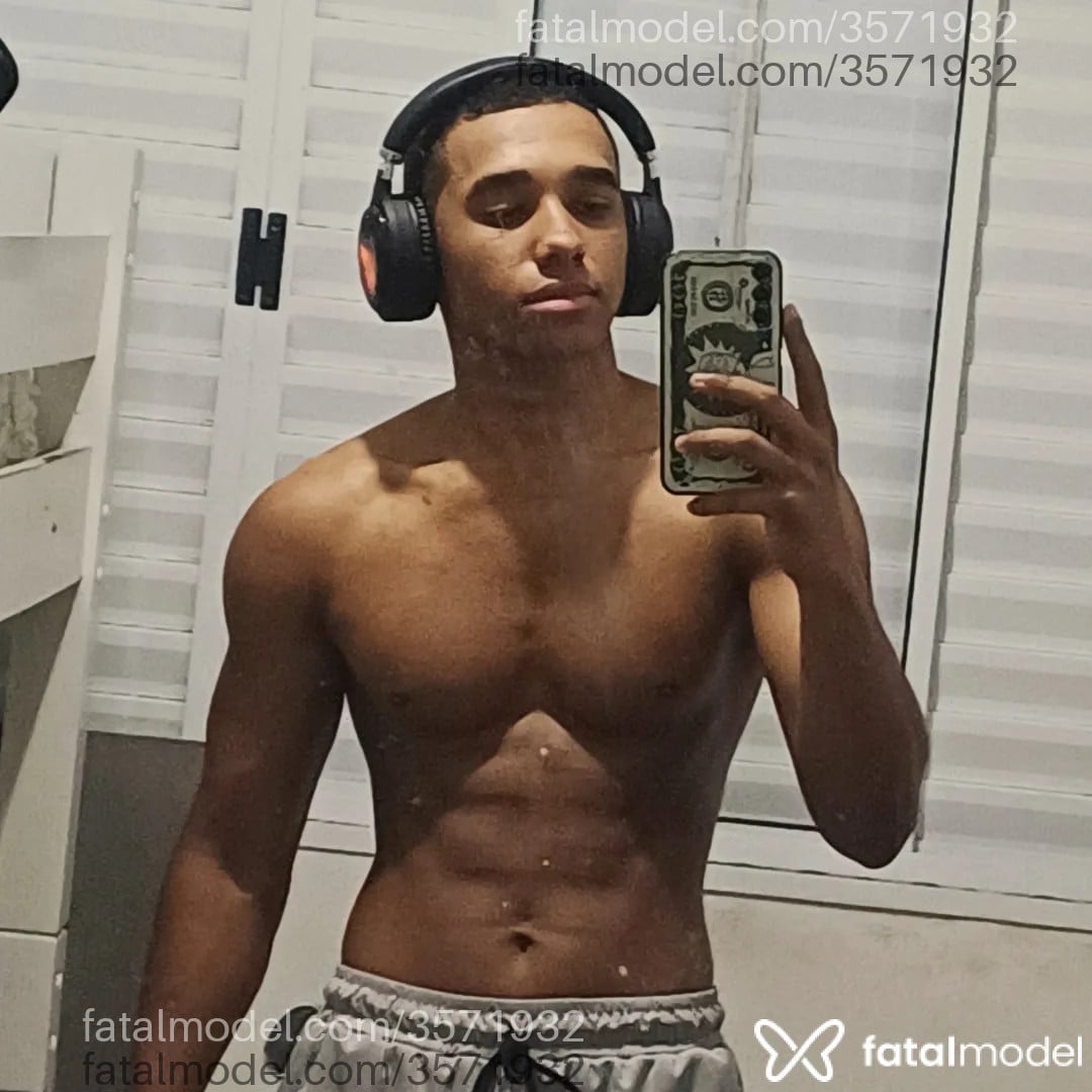 Acompanhante homem morena (o) de olhos pretos - Vitor