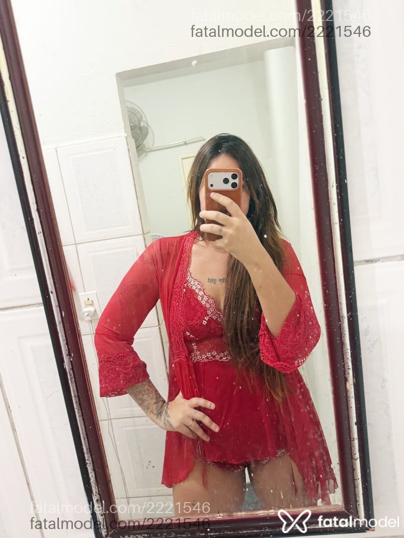 Acompanhante mulher loira (o) de olhos castanhos - Raiane Railay