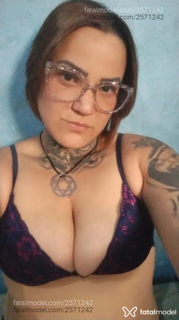 Acompanhante mulher loira (o) de olhos castanhos - Monica