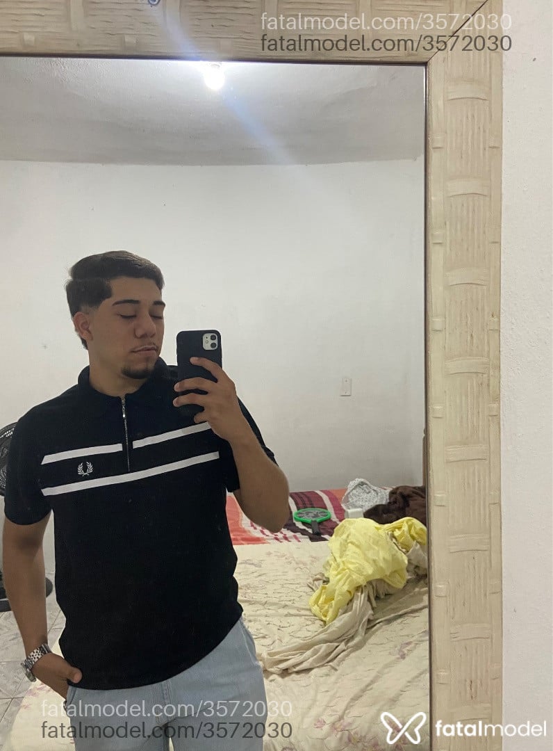 Acompanhante homem com cabelo castanho de olhos castanhos - Carlos Átila