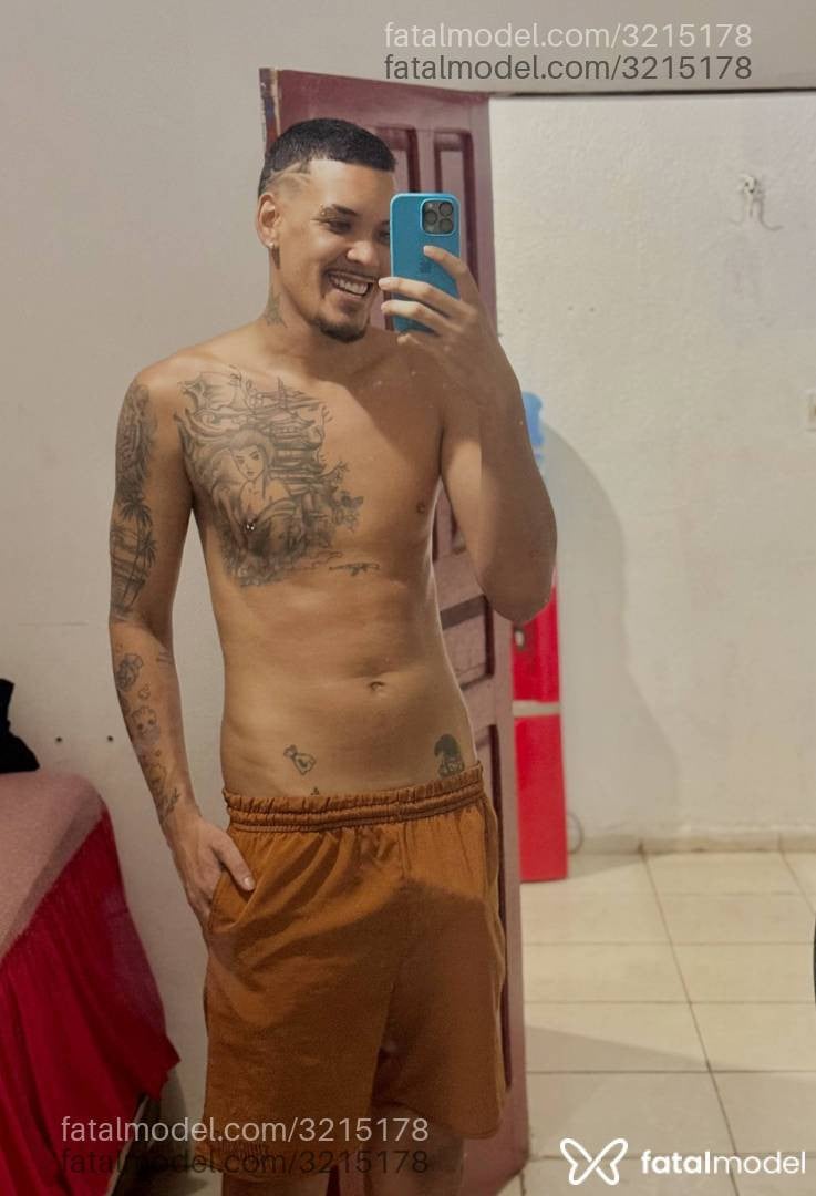 Acompanhante homem com cabelo colorido de olhos castanhos - Júnior