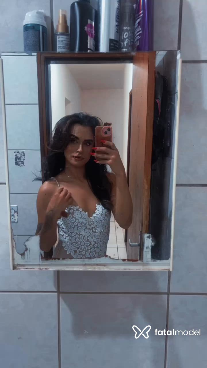 Acompanhante mulher trans com cabelo colorido de olhos mel - Vivi Farias Acompanhante mulher trans com cabelo colorido de olhos mel - Vivi Farias