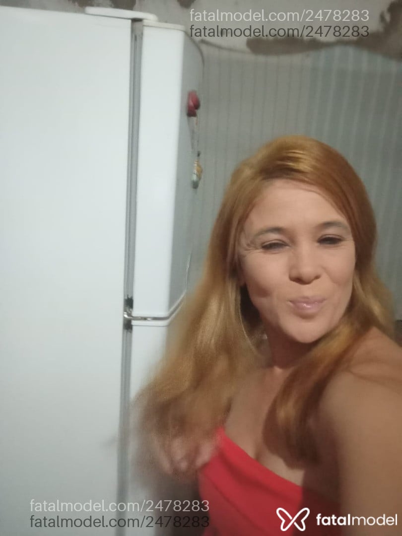 Acompanhante mulher loira (o) de olhos castanhos - Roseli