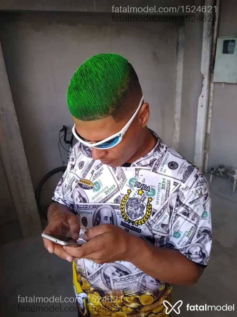 Acompanhante homem com cabelo castanho de olhos castanhos - João