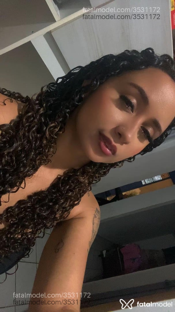 Acompanhante mulher com cabelo castanho de olhos castanhos - Yasmin Germano