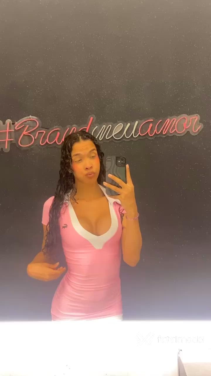 Acompanhante mulher trans morena (o) de olhos pretos - Debora Cardoso