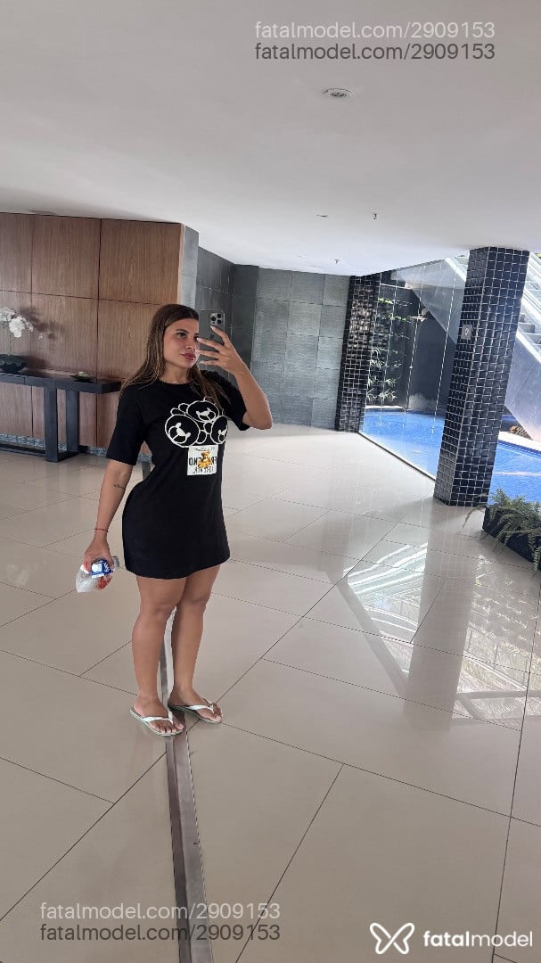Acompanhante mulher loira (o) de olhos castanhos - Melinda
